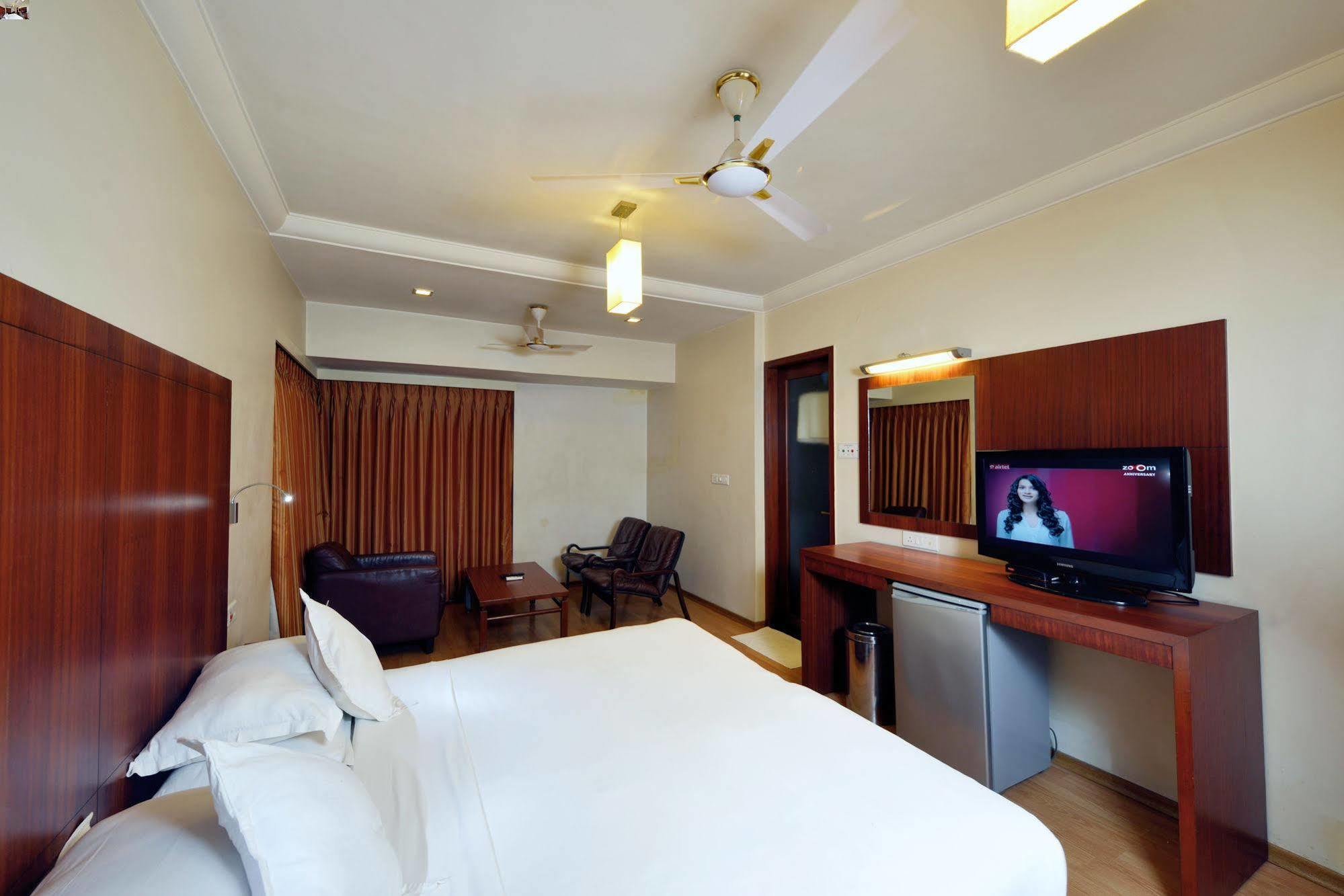 Budget Inn Bellevue Surat Ngoại thất bức ảnh