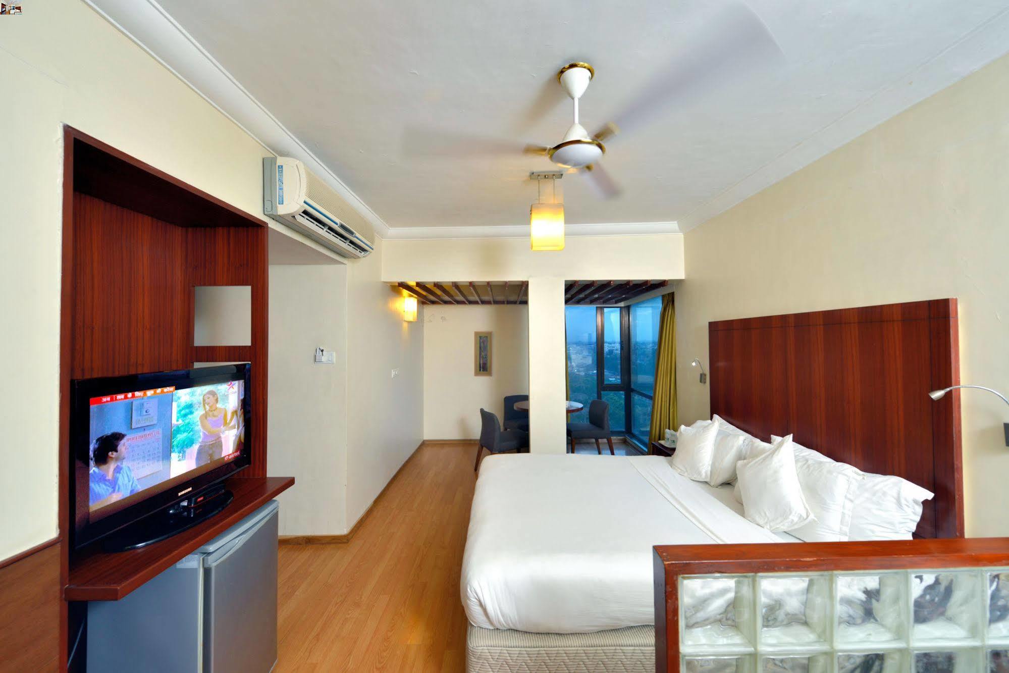 Budget Inn Bellevue Surat Ngoại thất bức ảnh